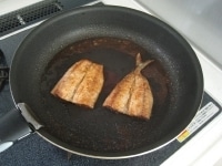 フライパンの際から醤油を加え全体に広げて焼き付けます。