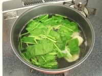 鍋に水と塩、じゃがいもを入れて火にかけます。じゃがいもに竹串がスッと通ったらほうれん草を加えさらに1分ほど茹でます。
