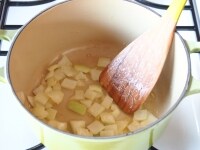 香りが出たら、玉葱を加えて、透明になるまで炒めます。