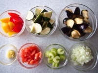 玉葱、ニンニクはみじん切り、パプリカ、ズッキーニは乱切り、トマトは1センチ角、セロリは1センチ幅に切ります。