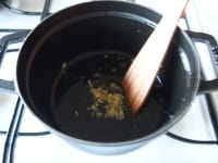 鍋にオリーブオイル、ニンニクを加えて弱火にかけ香りを出します。