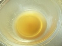 湯にチキンブイヨンの素を入れ、混ぜて溶かす。<br />