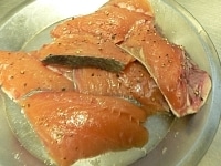 鮭は2つか3つに切って、両面に軽く塩コショウする。<br />
