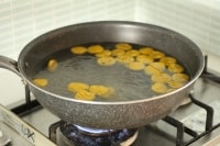 フライパンにお湯を沸かして塩（分量外、お湯に対して1％）を入れ、（6）を茹でます。