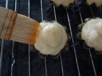パンにツヤをつけるため溶き卵(分量外）を塗り、 180度に予熱をしたオーブンに生地を入れて焼成します。ガスオーブンの場合、180度で焼成時間は13分が目安です。<br />
<br />
<br />