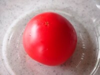 トマトの表面に包丁で十字に切り込みを入れます。<br />