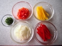５）のトマトは、１センチ角に切り、玉葱はスライス、パプリカ、紫蘇は千切りにします。