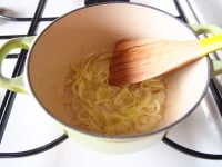 フライパンにオリーブオイル、玉葱を加えて弱火でしんなりするまで炒めます。<br />