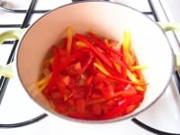 玉葱がしんなりしたら、パプリカ、トマトを加えて軽く炒めます。