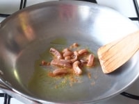 フライパンにオリーブオイル、塩辛を加えて弱火で炒めます。