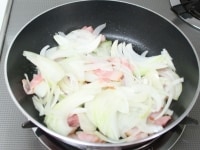 玉ねぎは薄切りにする。ベーコンは1ｃｍ幅に切る。フライパンにオリーブ油を熱し、ベーコン・玉ねぎを加えしんなりするまで炒める。