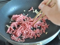 にんにく・生姜と肉を炒める