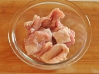 鶏もも肉はから揚げ用にカットされてあるものならそのまま、1枚購入した場合は食べやすい大きさに皮ごと切り分けます。<br />
<br />
<br />