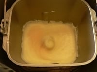クリームチーズと砂糖が均一に混ざったら、溶き卵を2回に分けて加え、均一に混ざったら薄力粉を加える。<br />
※画像は卵を入れ終わったところ。<br />