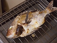 鯛はうろこを取り除き、かくし包丁で切れ目を入れます。塩小さじ2を振り、両面に焦げ目がつくまで焼きます。鯛は魚屋さんで下処理をお願いしても良いでしょう。また切り身を使っても良いでしょう。<br />