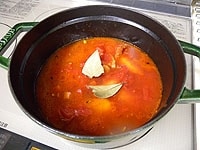 トマトの水煮缶、水、ローリエを加えます。蓋をして中火弱で25分煮ます。