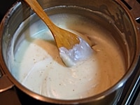 ベシャメルソースを作る。<br />
熱した鍋にバターを入れ、焦がさないように溶かす。薄力粉をふるって入れ、しっかり炒める。温めた牛乳を少しずつ入れてよくかき混ぜる。ソースにとろみがつくまで火にかけ、すりおろしたナツメグ、塩、こしょうで味を調える。