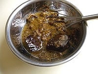 味噌と黒糖は、3の煮汁を少量加え混ぜ合わせます。