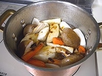 野菜のかぶは5cm長さ、縦6等分に切ります。ニンジンも5cm長さの縦4等分に。生しいたけは2等分に切ります。3の鍋に野菜と味噌を加え、軽く混ぜ合わせ蓋をして中火弱で1時間煮ます。