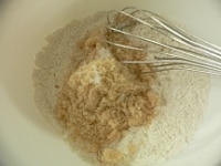 ボウルに薄力粉とベーキングパウダーを入れ、泡だて器でグルグル混ぜる。次に塩、三温糖、粉チーズを入れて、グルグル混ぜる。<br />
