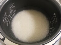 白米と玄米を合わせ、水で研ぎます。研ぎ水は捨て、1.2合分の目盛りまで水を入れ15分程度置き、玄米モード（なければ白米モード）で炊飯します。 <br />