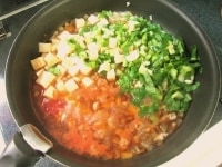 小松菜、厚揚げ、調味料をすべて入れ、水気がなくなるまでさらに煮ます。