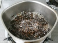 小鍋に水・ほうじ茶を入れて火にかけ、煮立ったら弱火にして3分煮る。<br />
