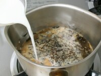 牛乳を加えて煮立ちかけたら火を止め茶漉しで漉す。