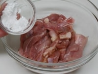 鶏肉は1ｃｍ幅に切り、しょうゆ小さじ1・酒・片栗粉を加え混ぜ、30分程おく。<br />
