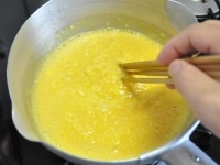 卵液は次第に半熟になっていきます。半熟になった頃から混ぜる手を少し早めます。