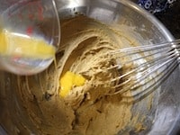 ときほぐした卵を少しずつ混ぜ、そのつど、泡立て器で分離しないようによく混ぜます。