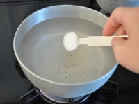 落とし卵をきれいに仕上げるためには、味噌汁のだしのなかに卵を直接落とし入れるのではなく、別鍋に塩と酢を入れたお湯を用意して、その中で落とし卵を作るのがおすすめです。<br />
<br />
鍋にお湯１Lを沸かし、塩と酢をそれぞれ小さじ1（分量外）を加えます。<br />
<br />