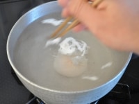 渦が弱くなると白身が広がることがあるので、卵の外側をぐるぐると箸を回し、渦の勢いを助けます。