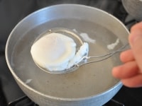 白身がかたまり、好みの黄身のかたさになれば落とし卵を取り出します。落とし卵は汁気をよく切って、椀の中に入れておきます。