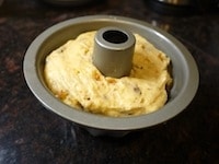 生地をバターを塗ったクグロフ型に入れて、190℃に余熱したオーブンで約30分焼きます。あら熱が取れたら、粉砂糖を表面にふります。<br type="_moz" />