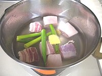 豚バラ肉を3cm長さに切ります。鍋に入れ、肉が被るくらいの水とねぎ、生姜のうす切りをいれ沸騰させて脂抜きをします。ザルにあけ、さっと洗い流します。<br />