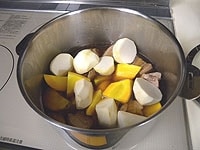 皮をむき食べやすい大きさに切った里芋とニンジンを加え、さらに20分ほど煮ます。時々野菜に煮汁が染みるように、鍋を上下に返します。