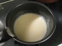 鍋に水、クリームシチュールーを入れて弱火にかけ、ル―を完全に溶かします。火を止め豆乳を加え全体を均一に混ぜます。