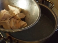 鶏肉を取り出し、汁と昆布だけをふたたび中火で熱する。