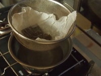 キッチンペーパーを敷いたザルで漉す。