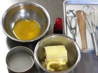 カップケーキは<a href="http://allabout.co.jp/gm/gc/415205/">こちら</a>を参考に作るか、市販のものを用意して下さい。
<div>バタークリームの材料を計量し、揃えます。バターは冷蔵庫から出してやわらかくしておきます。</div>