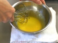 卵黄をボウルに入れ、空気を含ませるように泡立て器でよく混ぜます。