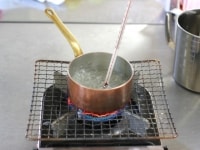 小鍋にグラニュー糖と水を入れ、スプーンで軽く混ぜて火にかけます。117度まで煮詰めシロップを作ります。