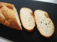 フランスパンは1cm程度の厚さに斜めにスライスします。
