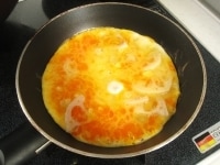 加熱したれんこんはオーブンシートを除き、その中に卵液を流し込んで1分ほどそのまま加熱します。<br />