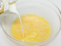 生クリーム・塩・こしょうをふって混ぜ合わせる。