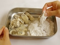 牡蠣を塩水でよく洗ったあと、水で流し、水気をよく切り、片栗粉をまぶします。大根をおろし、あさつきをみじん切りにしておきます。<br />