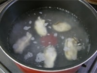 牡蠣を沸騰したお湯で茹でます。