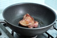 フライパンにオリーブオイルを引いて中火にかけ、鶏肉の皮目をこんがりと焼きます。