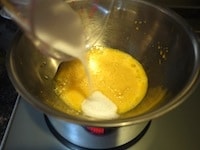 室温に戻しておいた卵を湯煎にかけ、解きほぐして、グラニュー糖を加えます。